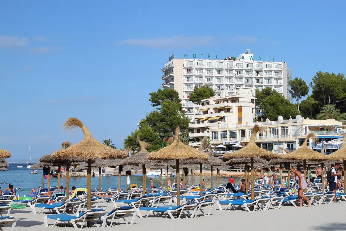 Stranden Son Matías i Palmanova med parasoller og hoteller