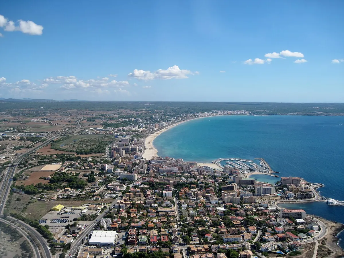 Playa de Palma sett fra lufta, med den lange sandstranden langs bukta